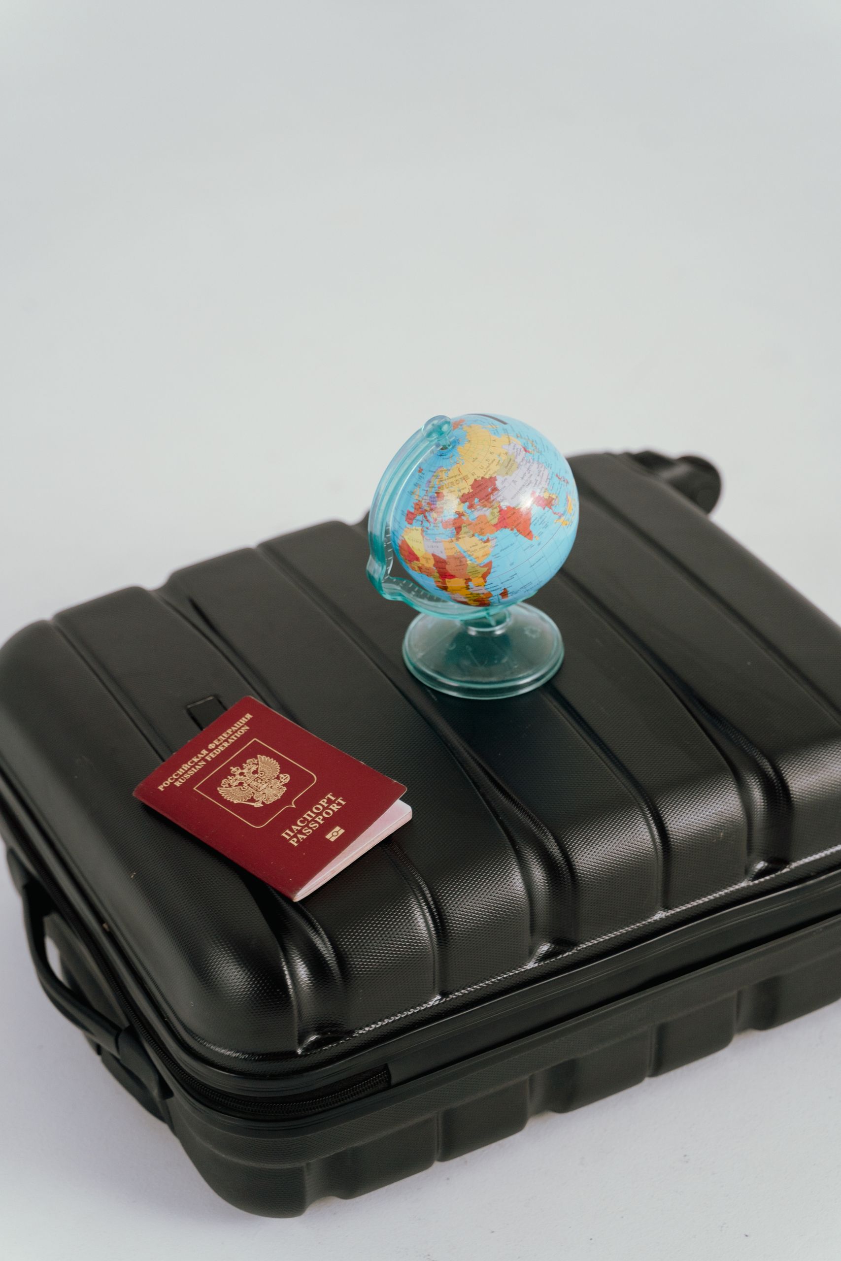 Valise prête pour un départ en expatriation, une mutation professionnelle ou un long voyage avec stockage des meubles chez Opti Box